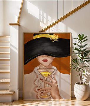 Femme avec un chapeau noir orné d’une touche dorée tenant un verre à cocktail