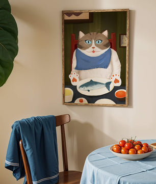 Ilustración de un gato comiendo con pescado y babero azul