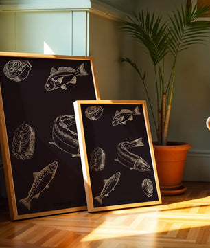 Ilustración detallada de elementos de pescado y mariscos sobre fondo oscuro