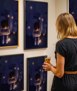 Paysage nocturne serein avec un personnage réfléchi au milieu de vers luisants et de champignons