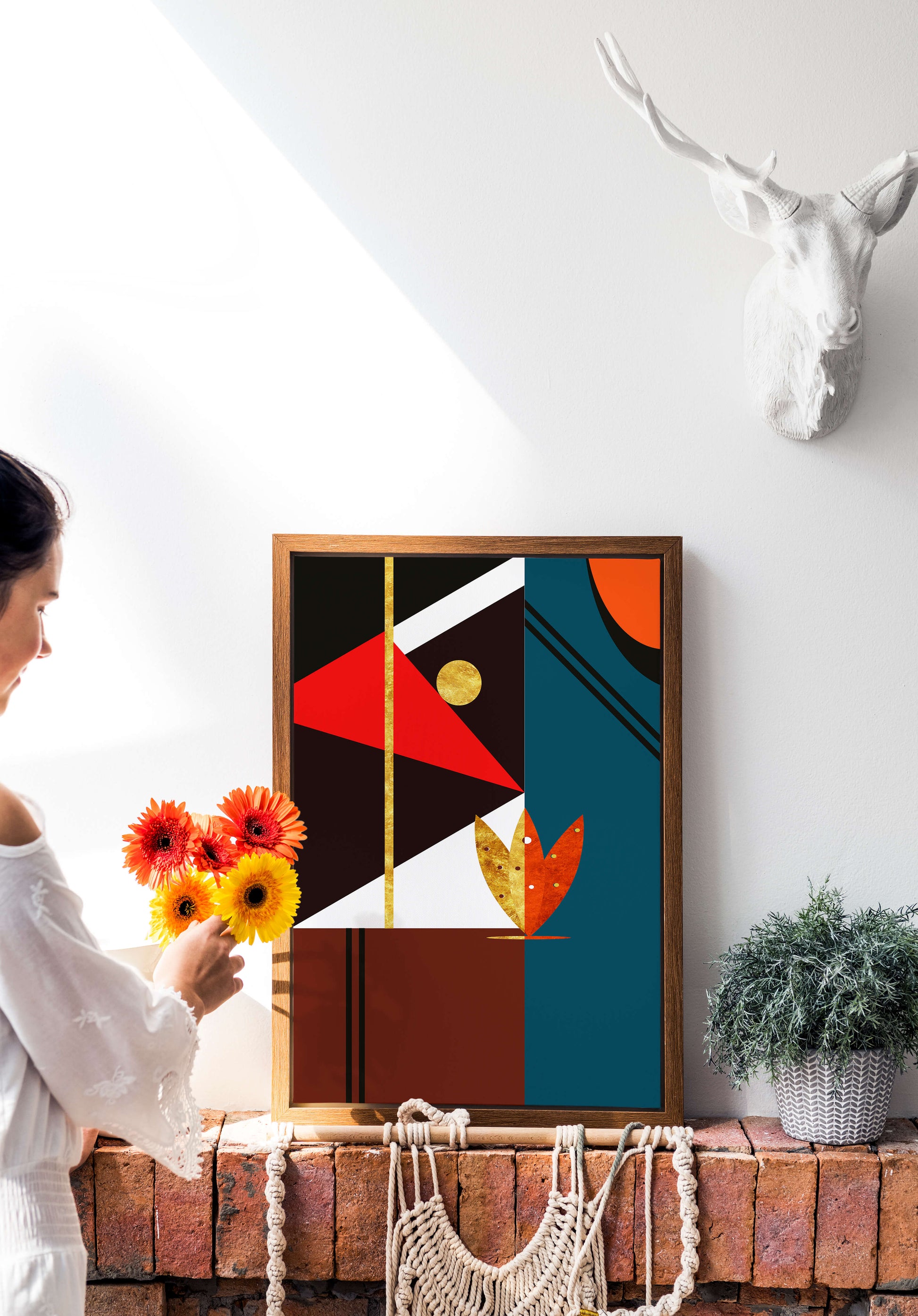 Geometrische abstrakte Kunst mit Gold und kräftigen Formen