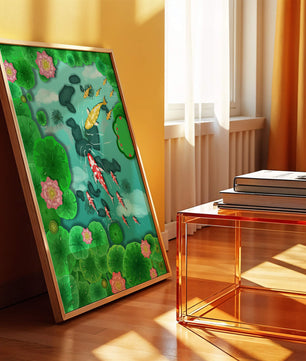 Étang à carpes koï vibrant avec des fleurs de lotus et des nénuphars verts