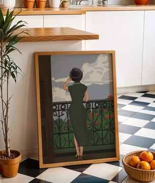 Mujer elegante en un balcón con vista pintoresca y flores rojas