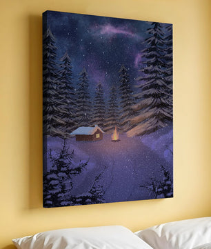 Winternachtlandschaft mit verschneiter Hütte und Kiefernwald