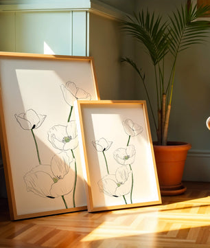 Zarte florale Linienzeichnung mit weißen Mohnblumen auf sauberem Hintergrund