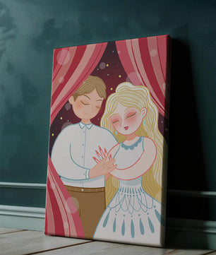 Pareja romántica bajo cortinas rojas con un tierno abrazo