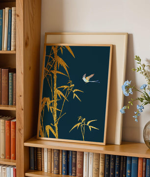 Goldener Bambus und Vogel vor tiefblauem Hintergrund