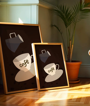 Taza de café minimalista con jarra vertiendo sobre fondo oscuro