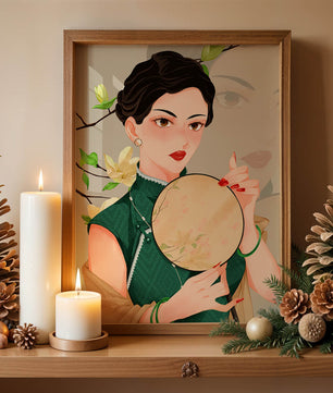 Mujer elegante con vestido tradicional sosteniendo un abanico decorativo con flores de magnolia