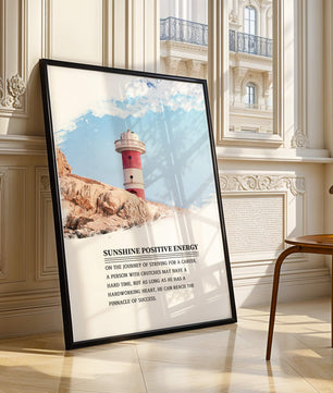 Faro inspirador con texto motivacional y fondo de cielo