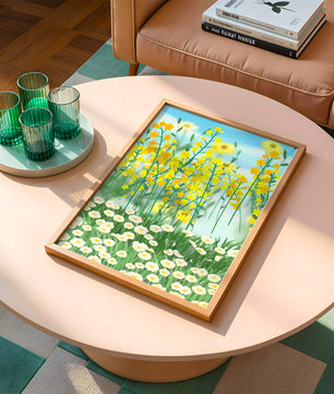 Frühlingwiese mit blühenden gelben und weißen Blumen