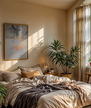 Elegantes abstraktes Design mit fließenden goldenen und orangefarbenen Linien auf blauem Hintergrund