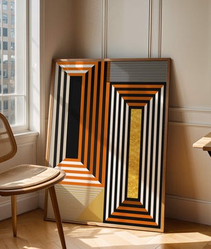 Arte abstracto geométrico con rayas y elemento dorado en naranja, negro y blanco