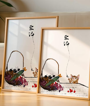 Juguetón gatito con frutas y arte de caligrafía
