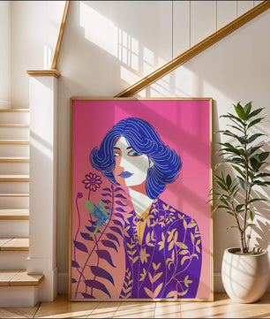 Retrato estilizado de una mujer con cabello azul y patrón botánico