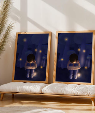 Paysage nocturne serein avec un personnage réfléchi au milieu de vers luisants et de champignons
