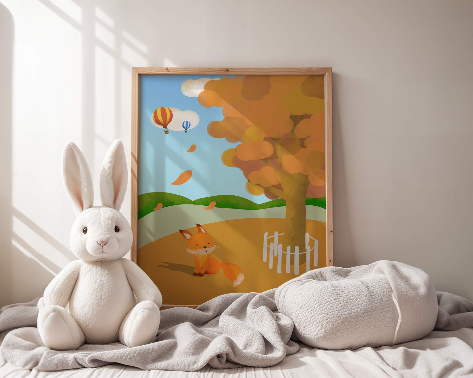 Herbstszene mit einem süßen Fuchs, Heißluftballons und einem bunten Baum