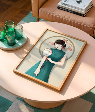 Elegante Illustration einer Frau in traditioneller Kleidung mit einem Fächer mit Kirschblüten