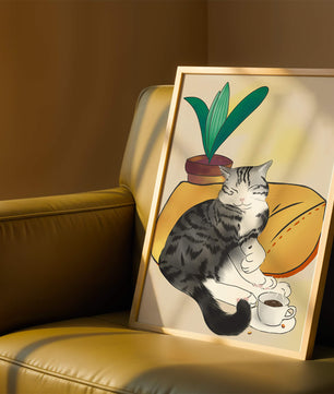 Entspannte Katze mit Kaffee und Pflanze auf gemütlichem Kissen