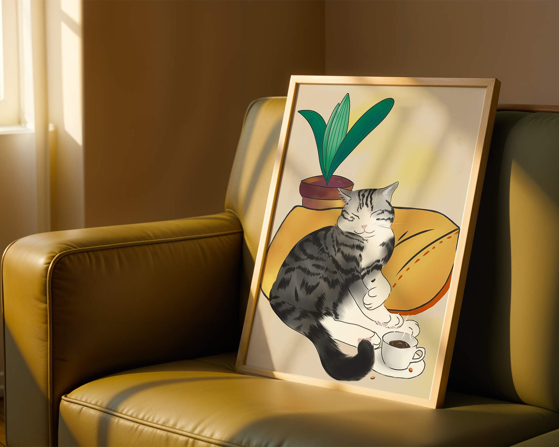 Entspannte Katze mit Kaffee und Pflanze auf gemütlichem Kissen