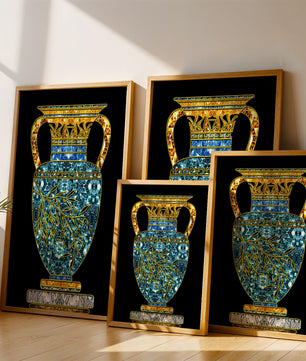 Jarrón de mosaico detallado con piedras preciosas doradas y azules sobre fondo negro