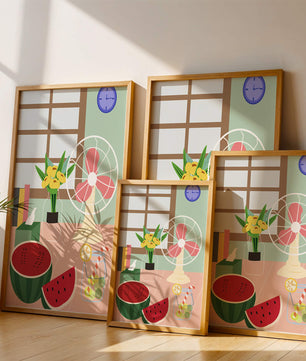 Nature morte sur le thème de l'été avec pastèque, éventail et fleurs dans un intérieur lumineux