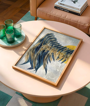 Arte de plumas abstractas con detalles dorados sobre fondo texturizado
