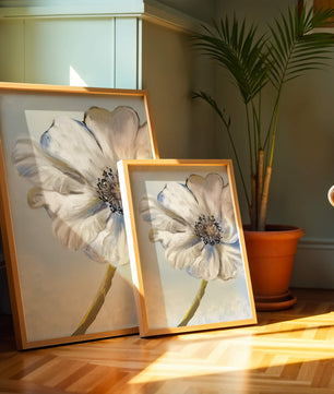 Art captivant de fleurs blanches avec des nuances de bleu sur un fond pastel