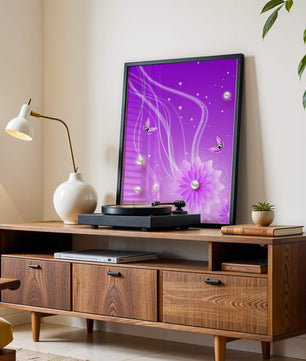 Design floral violet rêveur avec des papillons et des perles