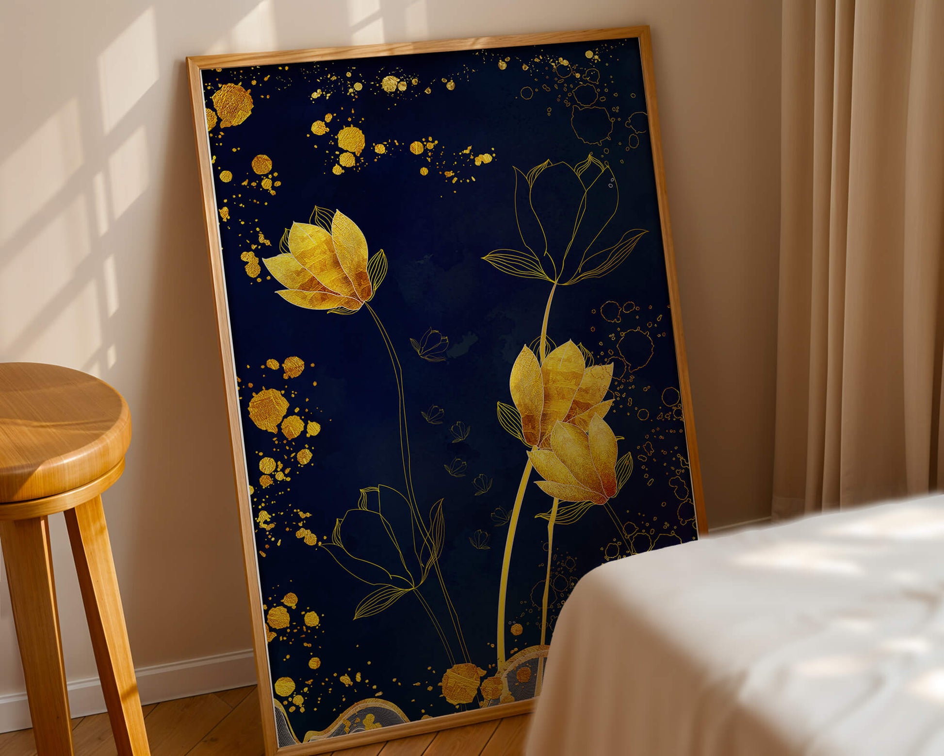 Diseño floral elegante con flores doradas sobre fondo azul marino