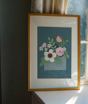 Bouquet floral illustré sortant d'une enveloppe sur un fond bleu sarcelle