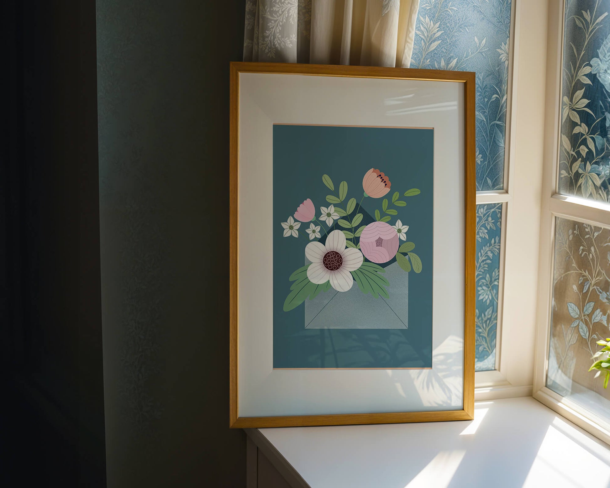 Bouquet floral illustré sortant d'une enveloppe sur un fond bleu sarcelle