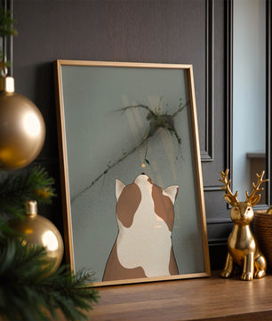 Chat observant une fleur poussant sur un mur fissuré