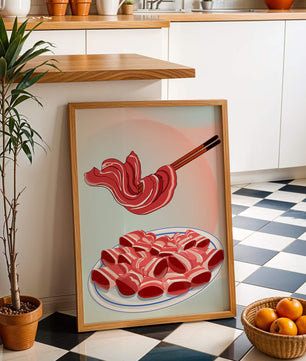 Deliciosas lonchas de carne cruda en un plato con palillos al fondo