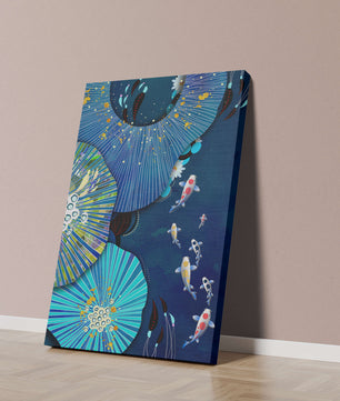 Scène sous-marine vibrante avec des carpes koï et un motif floral abstrait