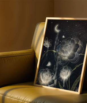 Fleur nocturne avec floraisons au clair de lune et papillon illuminé