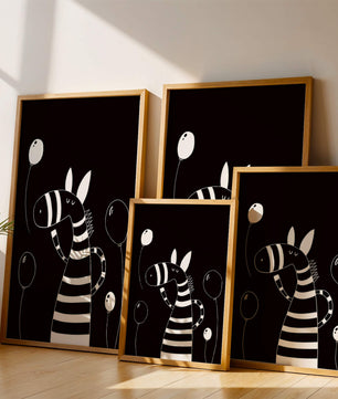 Cebra juguetona con globos en arte minimalista en blanco y negro