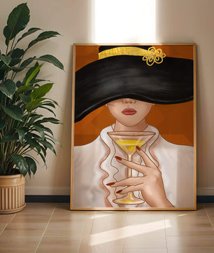 Femme avec un chapeau noir orné d’une touche dorée tenant un verre à cocktail