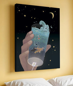 Escena abstracta del cielo nocturno con una mano sosteniendo un vaso de agua agitada.