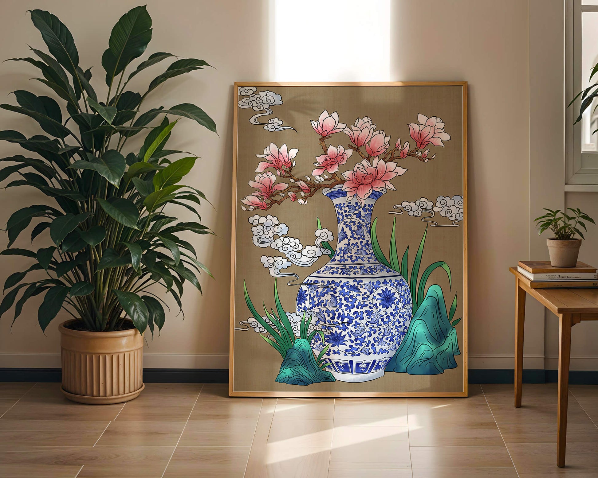Elegante arreglo floral en jarrón de porcelana azul y blanca con magnolias.