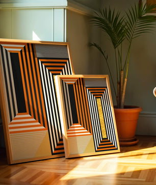 Arte abstracto geométrico con rayas y elemento dorado en naranja, negro y blanco