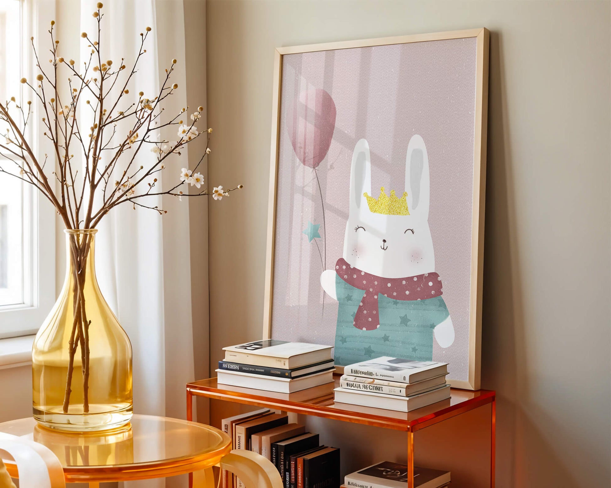 Adorable ilustración de conejito con globo rosa y corona dorada.