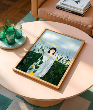 Femme en manteau blanc parmi les fleurs jaunes