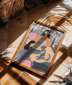 Escena interior acogedora con mujeres, gatos y elementos decorativos