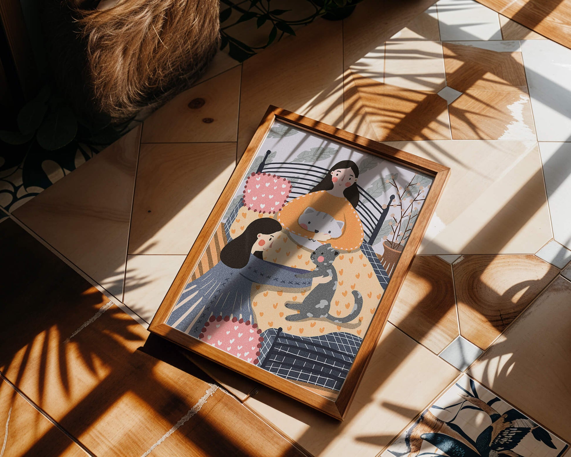 Escena interior acogedora con mujeres, gatos y elementos decorativos