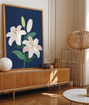 Elegante Lilien auf dunklem Blau