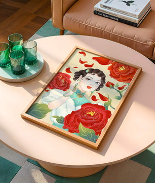 Mujer elegante rodeada de vibrantes flores y pétalos rojos