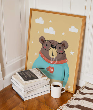 Ilustración de un oso acogedor disfrutando del té con gafas