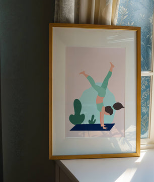 Ilustración de una mujer practicando la postura de parada de manos en yoga
