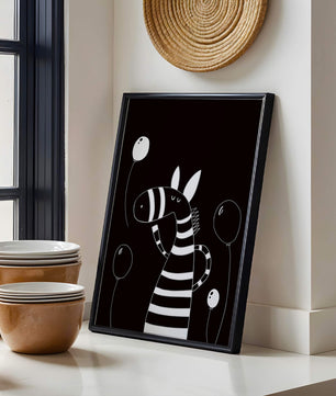 Cebra juguetona con globos en arte minimalista en blanco y negro